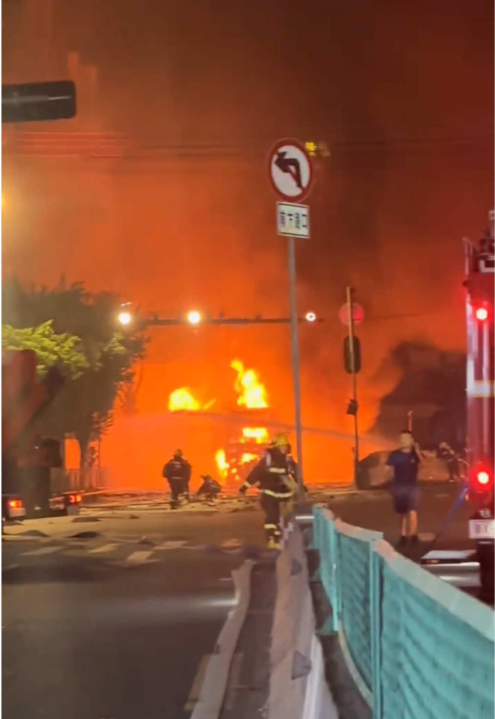 Latest news: On the evening of September 14, 2025, a suspected chemical vehicle caught fire on Taihe Middle Road in Guangzhou, and explosions continued to sound. 最新消息：2025年9月14日晚，广州太和中路一辆疑似化学品车辆起火，爆炸声不断响起。 #Vehicle catches fire on Taihe Middle Road in Guangzhou#Fire#Fire safety