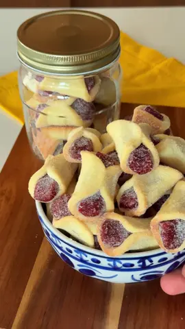 Beliscão de goiabada:  Ingredientes:  125g de manteiga sem sal ponto pomada  3 colheres de sopa de açúcar 60g 2 xícaras de farinha de trigo 280g 300g de goiabada de corte  Uma pitada de sal  Açúcar refinado  Modo de preparo no vídeo. Assim que abrir a massa leve pro freezer por pelo menos 20 minutos, depois corte, coloque a goiabada no meio e leve pra assar em forno pré aquecido à 180 graus por 20-25 minutos, passe no açúcar refinado e aproveite!  #confeitaria #biscoito #goiabada 