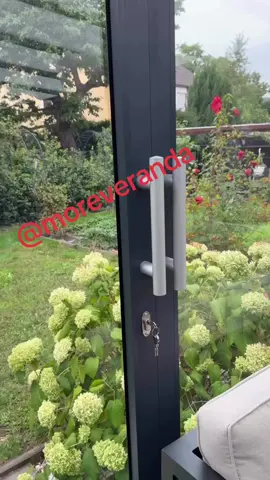 Op zoek naar extra leefruimte en comfort in je tuin? Bij More Veranda plaatsen we hoogwaardige volledig aluminium tuinkamers, perfect voor elk seizoen.! Vraag vandaag nog een offerte aan. +31 611152919 #veranda #überdachung #carport #wintergarden #overkapping 