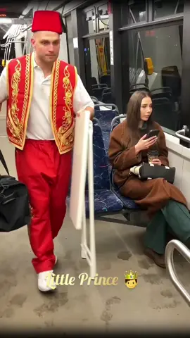 A small surprise for strangers 😊❤ #socialexperiment #respect #rek #littleprince #viralvideos 