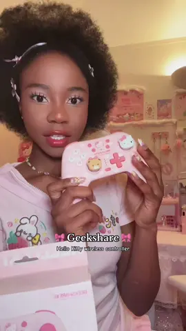 It’s so pretty🥹🐱🎀 @GeekShare The perfect controller🤭 It’s a wireless controller that connects through bluetooth but also has a wired connection and a usb connection. It’s compatible with iOS, Android, PC/Linux, switch. #wirelesscontrollers #geekshare #hellokittygames #gamingcontroller #hellokittygirl 
