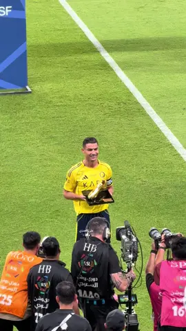 الأسطورة كريستيانو رونالدو يتسلم جائزة هداف الدوري 🐐💛#alnassr#cristiano#sportsontiktok#cr7