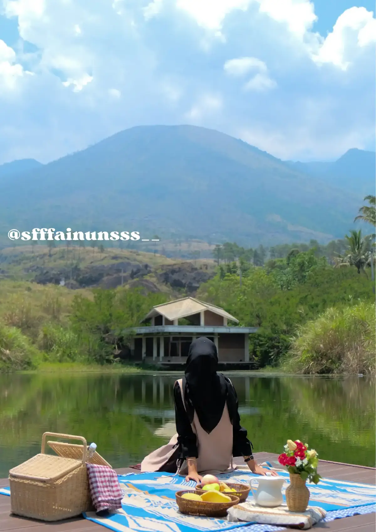 Beberapa orang hanya bisa tertawa, Sembari mendiamkan luka, Yang entah betapa dalamnya. Dan, beberapa orang lainnya Tak bisa berbuat apa-apa, Tak bisa apa-apa, kecuali merobek jiwa Yang selalu terbuka untuk derita. Berapa banyak wajah yang dipajang Sedang air mata senantiasa pasang Berapa banyak tawa yang dihamburkan Sedang seisi kepala penuh ketakutan. _Alma Neira #balongcafe  #balongcafegarut  #balongcafecilopanggarut  #cafegarut  #placetogo  #garut  #foto  #OOTD  #wisatagarut  #trending  #viral  #fyp 