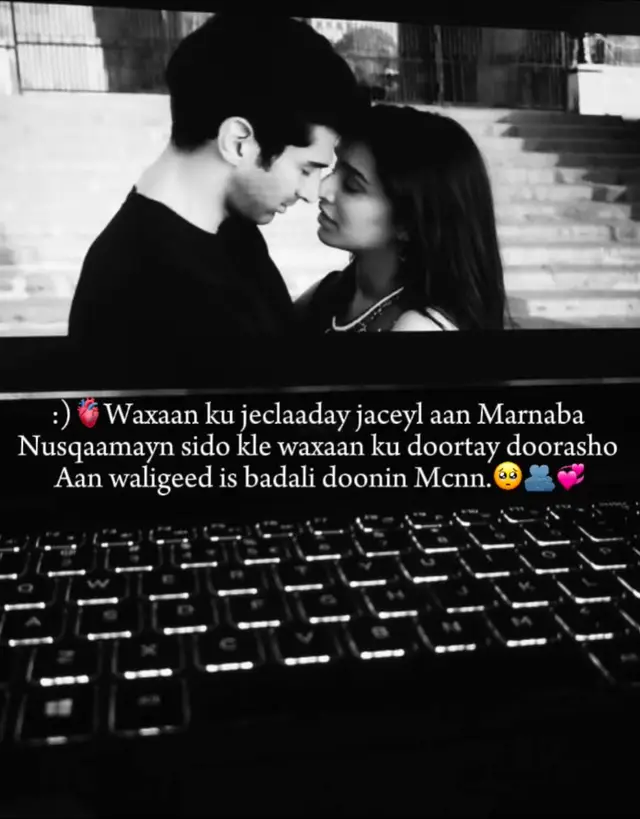 Markii aan ku doortay, ma ahayn doorasho caadi ah ee waxay ahayd doorasho qalbigayga, maskaxdayda iyo naftayda ay si isku mid ah u mideeyeen. Qalbigaygu wuxuu ogaaday in adiga oo keliya aad tahay qofka uu La dhisi karo nolol, aadna u tahay qofka uu kalgacaylka dhalbta ah La wadaagi karo. Waxaan ku jeclaaday si ka fog muuqaalka, ka tog erayada iyo ballanqaadyada; waxaan ku jeclaaday sida aad u taabatay qalbigayga, sida aad u iftiimisay noloshayda madow iyo sida aad ii siisay dareen aanan waligey horay u helin. Jacaylka aan kuu qabo waa mid aan marnaba nusqaamin doonin, waa mid waara 00 aan la qiyaasi karin. Adiga ayaan ku doortay, waana doorasho aan waligeed is beddeli doonin. Xitaa haddii adduunka dhan uu igu qasbo inaan ka laabto, qalbigaygu wuxuu mar walba wuu ku xusi doonaa adiga, waayo waxaad tahay riyada aan ku guuleystay. Waxaan balan qaadayaa inaan kula joogi doono dhibaato iyo dheeftaba, farxad lyo murugtaba, waayo adiga ayaan ka helay wax wallba oo aan dunida ka raadin jiray. Jacaylkaygu ma aha hadal aan ku sheegay oo kaliya, ee waa ficil, waa dadaal, waa riyo aan rabo inaan nolosha ku dhameeyo adiga oo garabkayga ah . Waxaan ku jeclahay si daacad ah, si aan la qiyaasi karin, waxaana ogahay in aanan waligeey beddeli doonin doorashada aan kugu doortay adiga Macaan..🥺❤️🫂#muscab_srk #foryoupage #writing #vilar #somalitiktok #erayojaceyl❤💯 #jaceyl #somaliromantic #somali #fyp 