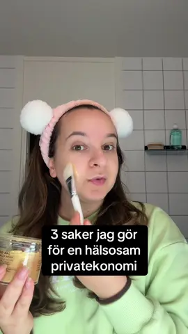 3 saker jag gör regelbundet för att ha en hälsosam privatekonomi ❤️❤️ 1. Sparar till allt som är dyrt för att få en jämn kostnad, exempelvis frisör och presenter. 2. Trackar min ekonomi för att få koll. 3. Unnar mig!! #privatekonomi 