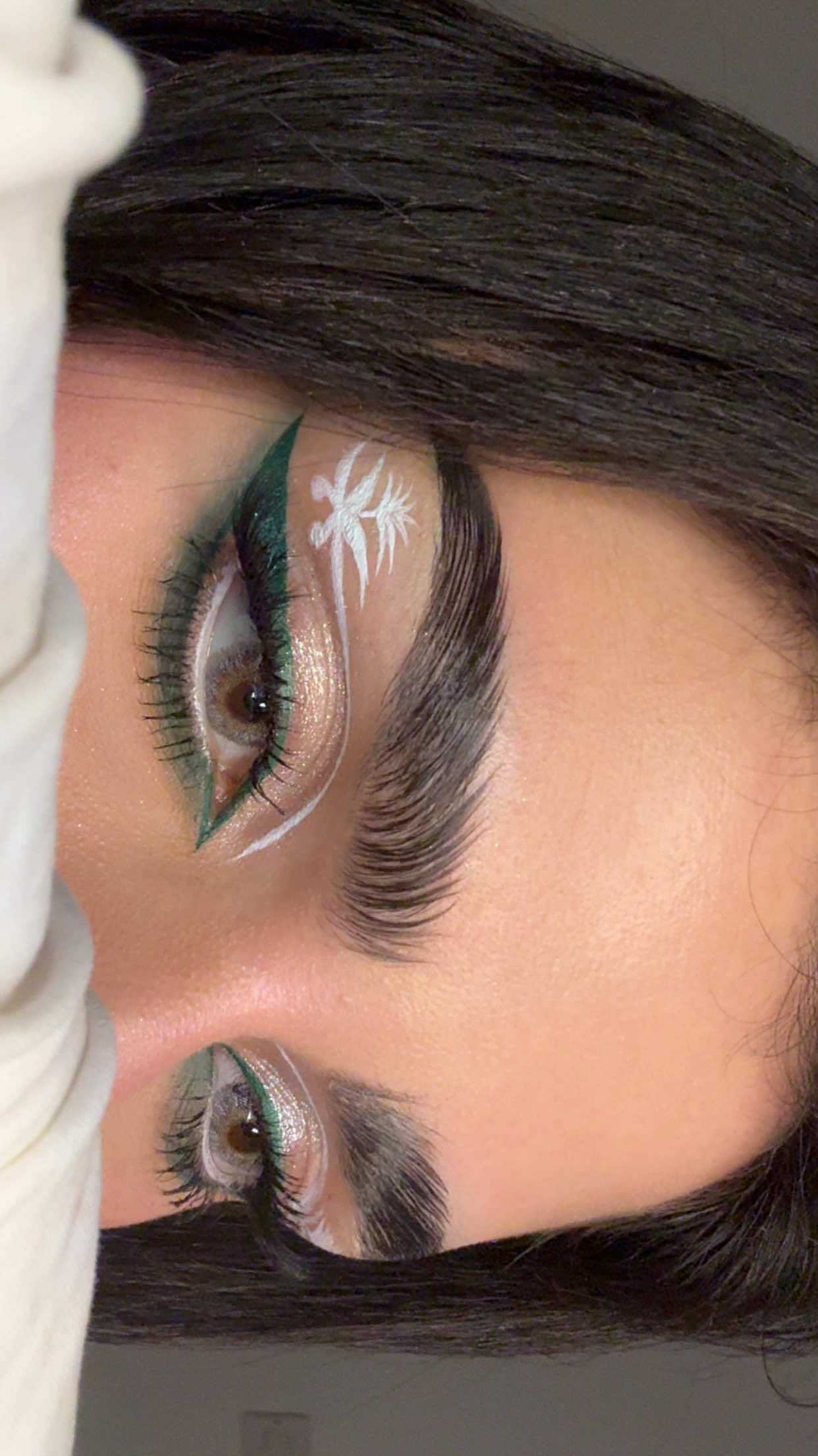 الميكب اللي بتسوينه باليوم الوطني ومخد بيكون مسويه قبلك 💚🇸🇦 العدسه اسمها سموكي جراي من @vie🪞élégance #اليوم_الوطني #ميكب #مكياج #fyp #makeup 