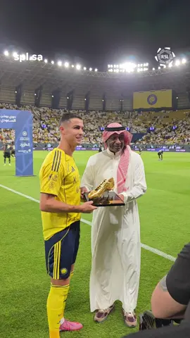 25 goals 🏆🇵🇹 Al Nassr captain Cristiano Ronaldo takes home the 2024/25 #RoshnSaudiLeague golden boot for the second time in a row 🐐✨