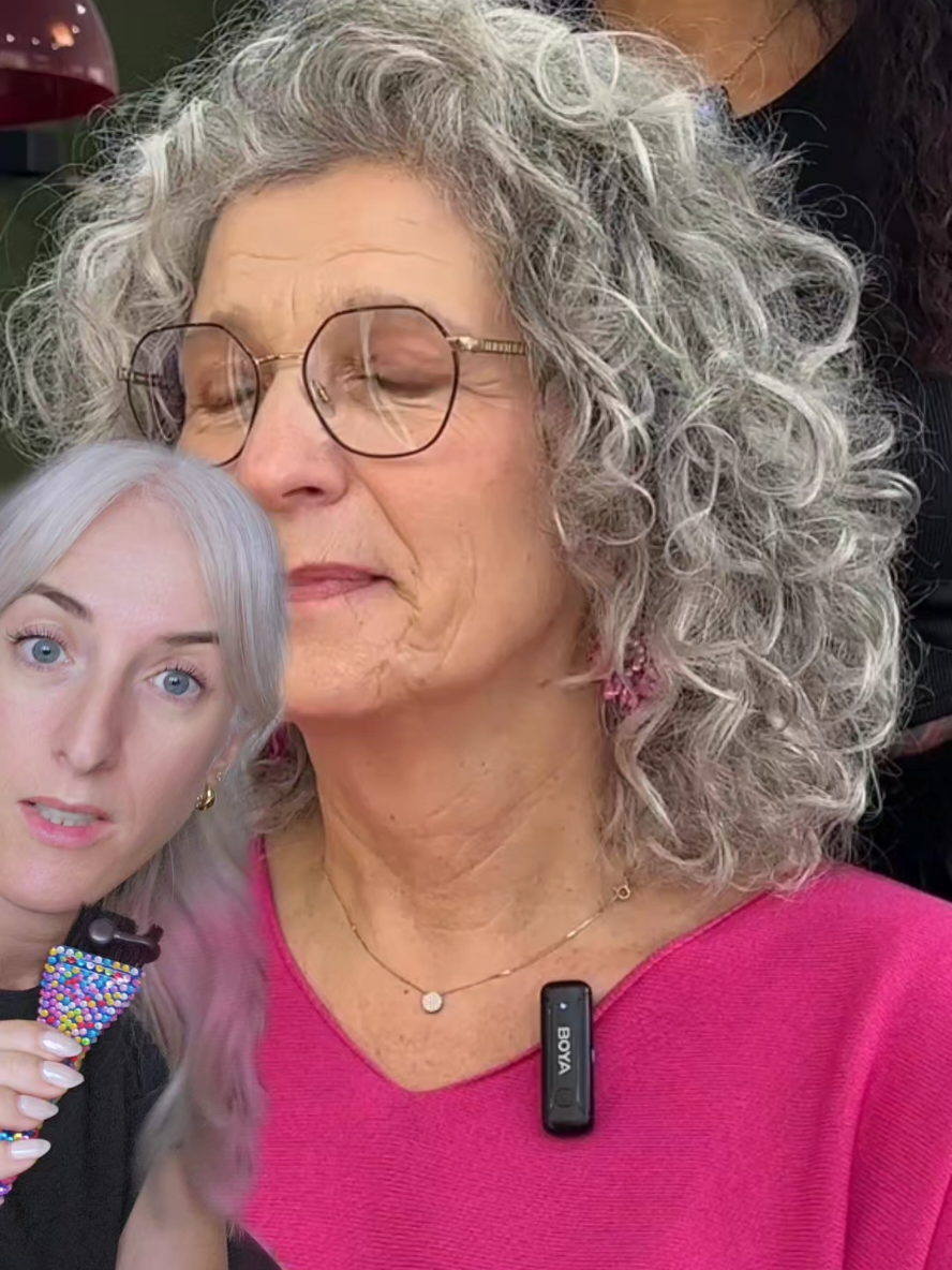 #dúo con @Betania Carlo HaarfarbeExpert #hair ¿Qué os parece esta preciosa reacción? 🤍 Sería maravilloso que todas las mujeres que se realizan un #greyblending se vean y sientan tan bellas como ella. #canas #hairtransformation 