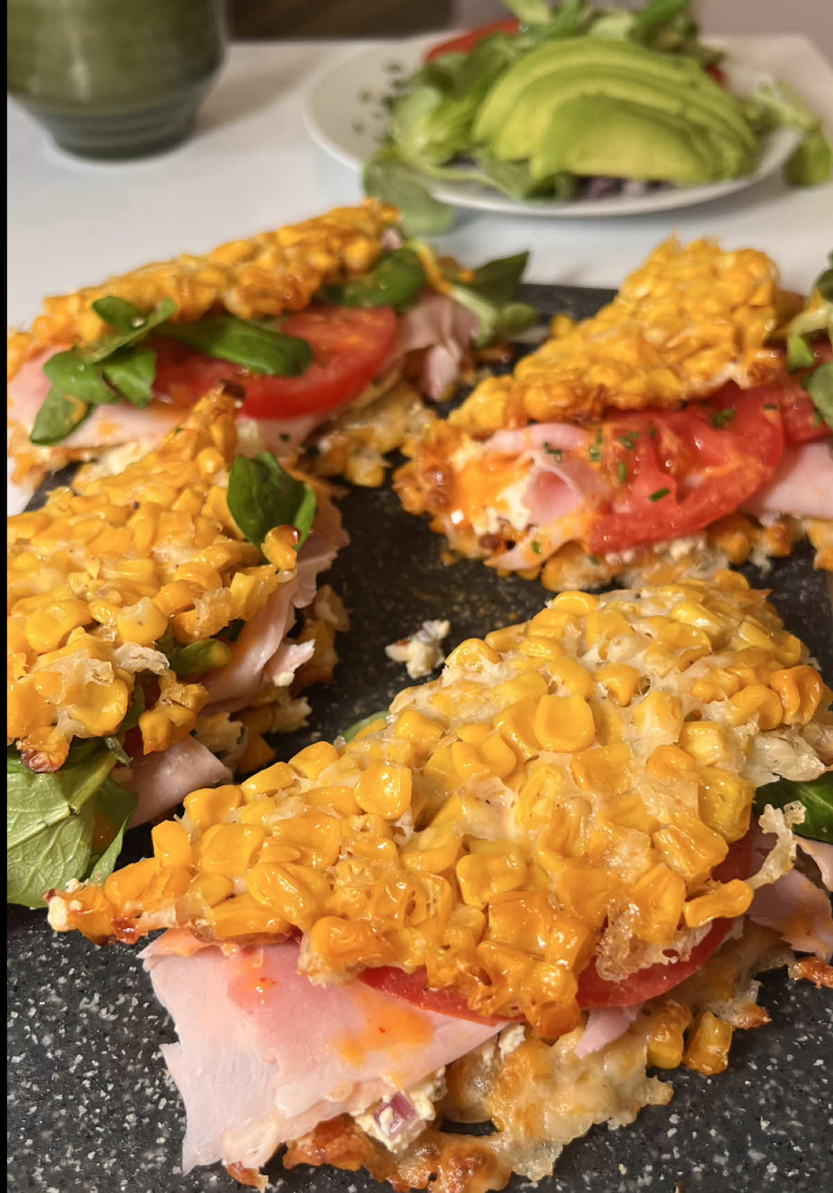 🌽 CORN WRAP 🌮 On revisite la recette pour en faire une hyperprotéinée 💪🏼 INGRÉDIENTS (pour 4 wraps) - 5 œufs 🥚 - 400g de maïs 🌽 - 150g de jambon 🐖 - 150g de riccota ou petits suisses - 100g de mozzarella allégée (meilleure tenue que le parmesan) 🧀 - Ciboulette 🌿 - Oignon 🧅 - Tomates 🍅 - Salade 🥬 📊  Macros pour 1 wraps → 305kcal / 26g de prot / 27g de glucides / 9g de lipides ⏱️ Temps de préparation : 10min🔥  ⏱️ Temps de cuisson du maïs  : 15min à 180° au four 🔥  #Healthyfood #recettefacile #highproteinrecipes #wrap #proteinfood 