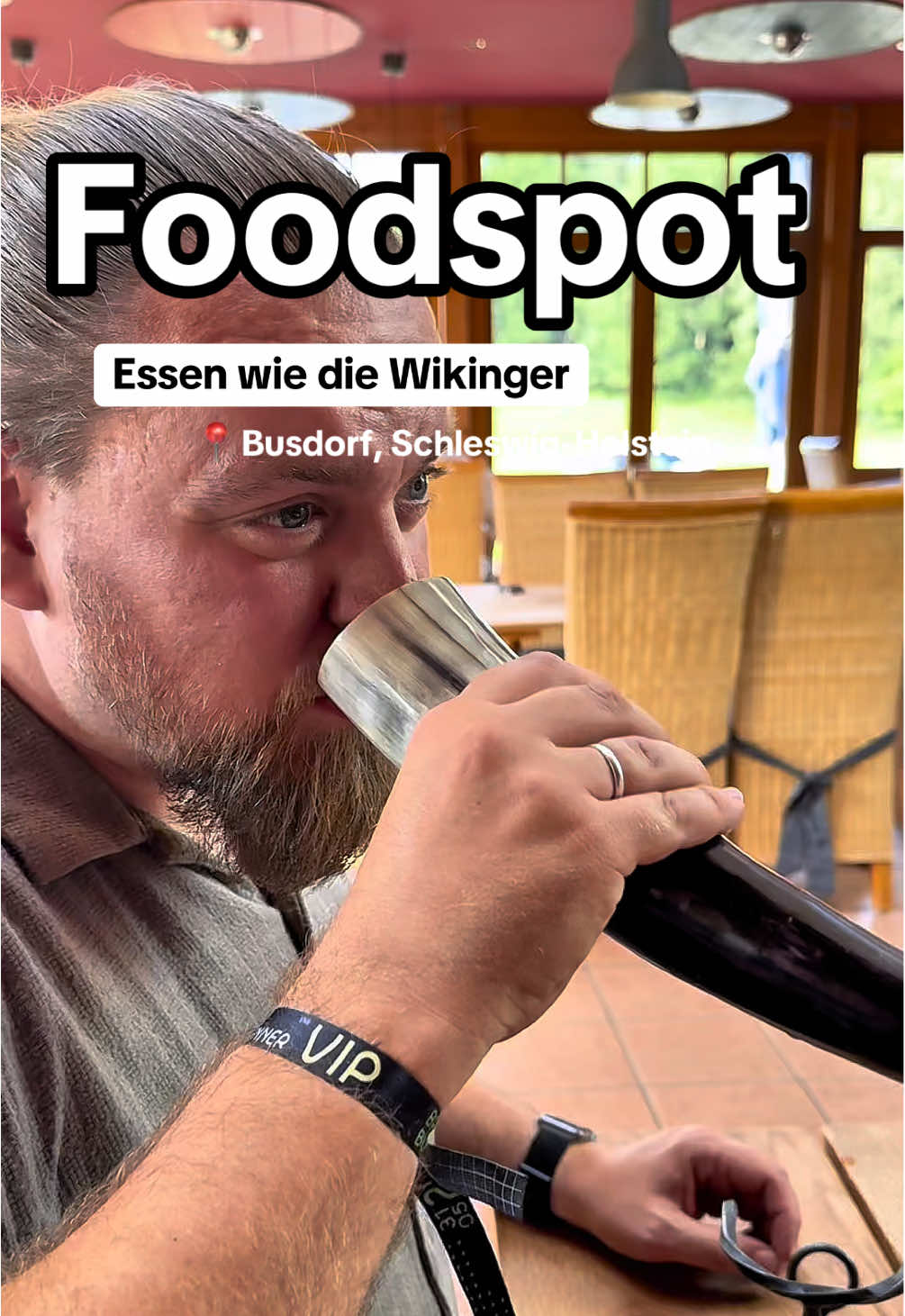 Wir haben die Wikingerschänke in Busdorf ausprobiert und ich muss sagen: richtig urig und mal was anderes. Das Restaurant in Schleswig Holstein bietet keine feste Karte, sondern wechselnde Buffets – von Burgern über Rippchen bis zu Galloway-Fleisch. Ich find’s cool, weil man einfach probieren kann, was gerade dran ist. Im Keller durften wir uns auch mal Odins Tafel anschauen. Lange Tafeln, Fackellicht, rustikale Stimmung. Dazu Axtwerfen, Bogenschießen und Bardenklänge. Das wirkte echt wie ein kleiner Ausflug in eine andere Welt, perfekt für Nordmänner und -frauen. Essen wie die Wikinger 😍 Sonntags gibt’s übrigens noch einen Brunch, den hab ich selbst noch nicht probiert, steht aber definitiv auf meiner Liste. 👉 Jetzt würd’s mich interessieren: Bist du eher Team „gemütlich am Buffet“ oder würdest du dich an Odins Tafel setzen? #foodspot #schleswig #wikinger #restaurant #schleswigholstein
