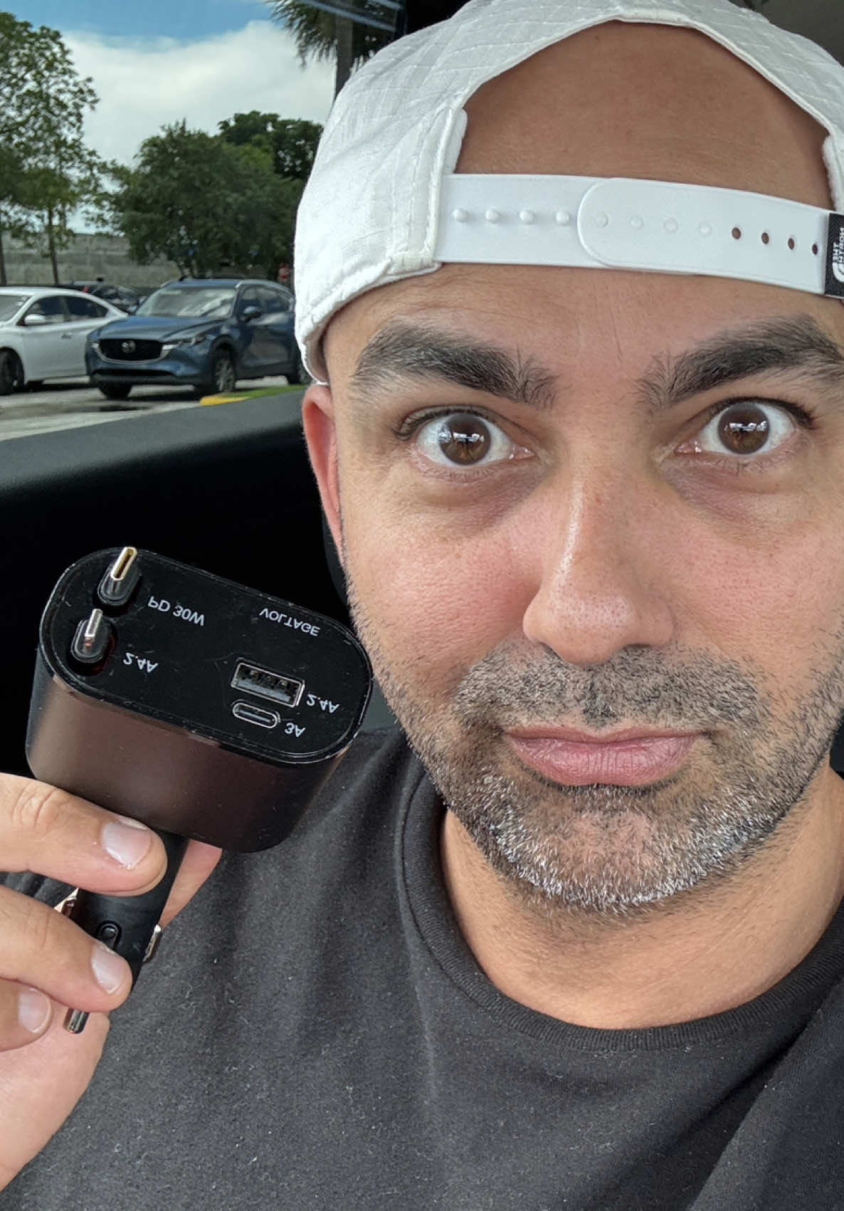 Coño ahora si me quite ese peo de los cables por aquí y por allá. Compraste esta vaina Marico que está Arrechisimo… #retractablecarcharger @AutoSky US - ES 