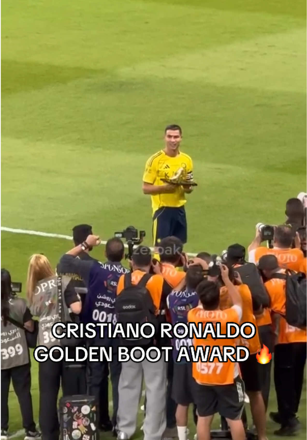 Cristiano Ronaldo receives the Saudi Pro League 2024/25 Golden Boot award 🐐🔝 @يزيد 🇸🇦 