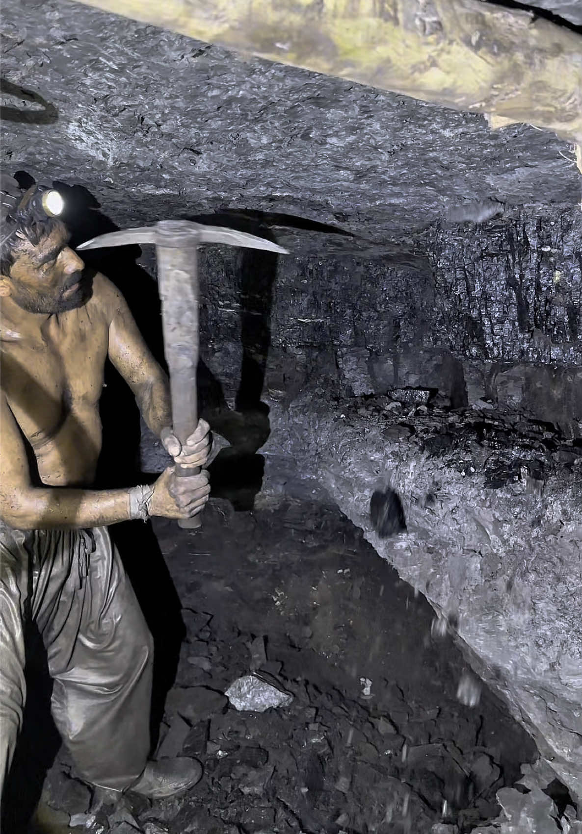 Blackdiamond mining in underground 5000% blackdiamond #mining #digging #jadestone #diamond mining #goldmining 