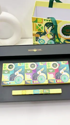 Set Tam Quý gói trọn Trung Thu với 3 hương vị: Dâu, Sữa chua cranberry, Khoai lang tím & hạt dưa.