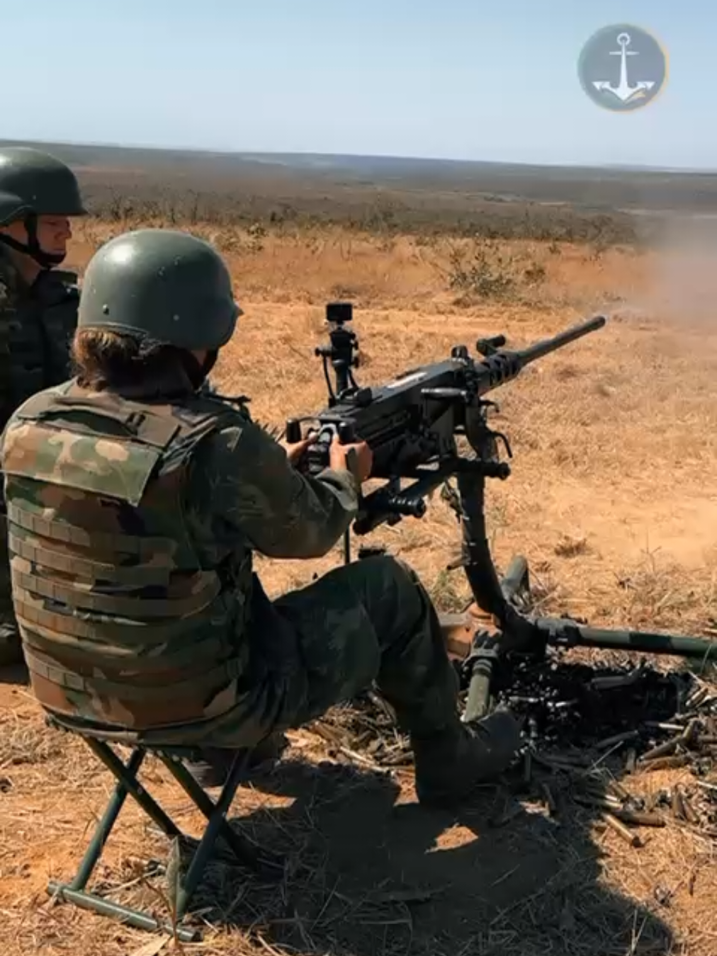 💥 Já pensou em estar em uma missão de impacto, como a Soldado Pereira? Na Marinha do Brasil, essa experiência é real! ⚓ A Operação Atlas – Armas Combinadas mobiliza 2.500 militares, 180 veículos e aeronaves, em treinamentos intensos com armamento real. 🔥 Aqui você encontra disciplina, superação e a chance de viver algo grandioso, defendendo o nosso país com orgulho e coragem. 👉 Quer estar na próxima missão? Comente 