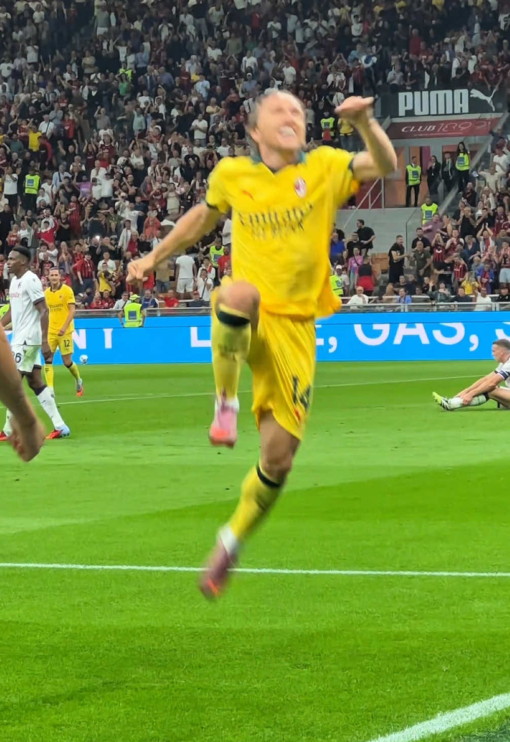LUKAAAAAA WITH HIS FIRST ROSSONERO GOAL ❤️🖤🔥 #acmilan #modric #lukamodric #seriea #tiktokfootball