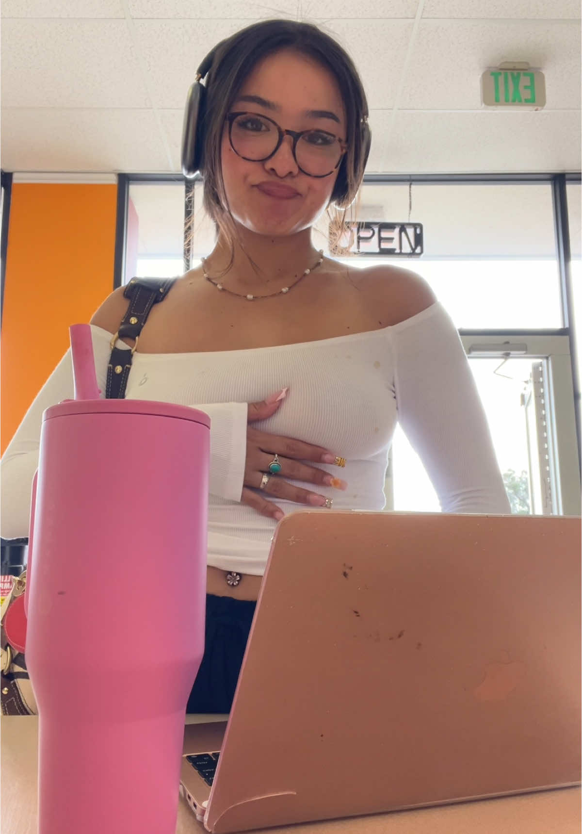 doing laundry🌟 also just got this shirt and the person to me dropped there coffee and it stain my shirt 😫 #OOTD #ootdinspo #outfitideas #sunday #coach 