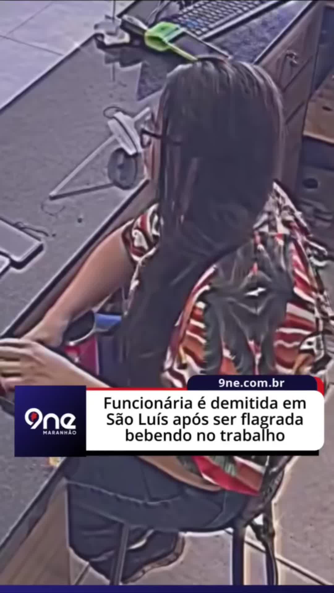 Você deve ter visto esse vídeo aqui em que uma funcionária coloca uma garrafa de cervej@ dentro do copo pra fingir que é água, não viu? Pois é, descobriram depois que isso é uma ação de marketing de uma empresa. Mas e se fosse verdade, se acontecesse na sua empresa? Isso pode parecer incomum, mas não é. Acontece muito. A gente vê bastante aqui no dia a dia da consultoria. Não exatamente desse jeito, mas pessoas consumindo álcool durante o horário de trabalho. E isso é expressamente proibido na CLT no artigo 482. E a punição pra isso pode chegar até mesmo da justa causa. Mas isso vai depender muito do tipo de atividade que a pessoa faça, da quantidade de bebida ingerida, e também, o entendimento de alguns tribunais é de que a pessoa precisa ter tido punições anteriores nesse sentido. Pensa na hipótese de um motorista, conduz veículo ou conduz maquinário dentro da empresa, como uma empreadeira dentro do supermercado, ingerindo bebida alcoólica. Ele passa a ser um risco não só pra ele, mas pra todo mundo que o rodeia, pra todos os colegas de trabalho e pra clientes. Mas o mais importante é a empresa ter provas robustas de que isso aconteceu. Filmagem, depoimento de colegas devidamente registrados numa sindicância, declaração de médico do trabalho afirmando que ele estava em estado alcoólico. Não tenta aplicar uma justa causa desse tipo simplesmente com base no que você viu, sem prova nenhuma. Porque isso tem um risco grande de cair. Agora me conta se você já teve algum funcionário que bebeu durante o serviço. #AprendaNoTikTok