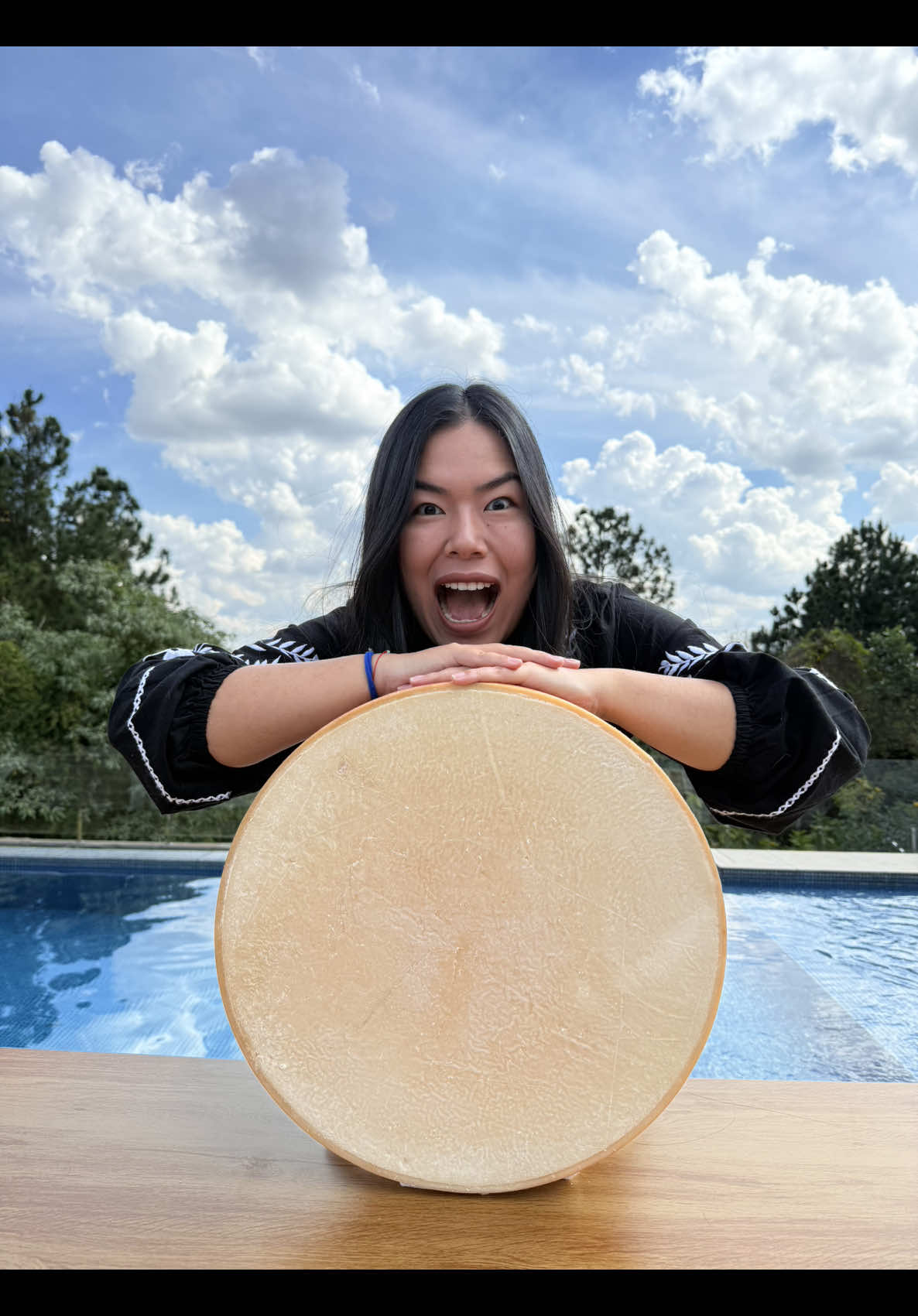 Eu nem acredito que tenho um parmesão gigante pra chamar de meu 🥹 Encontramos esse Gran Parma de 15kgs na @ourocanastraq'jaria ♥️ Quais receitas vocês querem me ver fazendo nele? Manda aí nos comentários 😉 #queijo #parmesão #cheesewheel #rodadeparmesão
