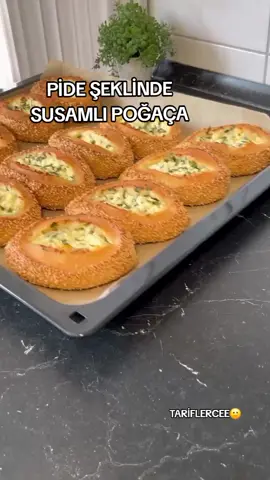 Emeğime destek için beğeni ve yorum yaparsanız sevinirim arkadaşlar. PİDE poğaça tarifi Malzemeler: 1 Su bardağı süt 1 Su bardağı su 1 İnstant maya Yarım su bardağı sıvı yağ 1 Yumurta akı 2 Yemek kaşığı toz şeker 1 Tatlı kaşığı tuz 6.5 Su bardağı un( kontrollü ekleyin.un kalitesi veya yumurtanın büyük veya küçük olmasından dolayı değişkenlik göstere bilir) İçi için: Beyaz peynir İnce kıyılmış maydanoz Bulamak için: 3 yemek kaşığı pekmez 6 Yemek kaşığı su 1 Kase kavrulmuş susam Yapılışı. Yumuşak ama ele yapışmayan hamur yoğurup, mayalanmaya bırakalım.mayalanan hamuru 19 eşit bezelere bölelim.ilk bezeden başlayıp çok büyütmeden elimizle bastırarak açalım.peynir ve maydanoz karışımından ekleyelim.önce pekmezli suya sonra bolca susama batıralım ve yağlı kağıt serdiğimiz fırın tepsisine aralıklı olacak şekilde dizelim.tam ortadından keselim elimizle hafif açarak peynirin görünmesini sağlayalım. Önceden ısıtılmış 200 derecede altı üstü kızarana kadar kontrollü şekilde pişirelim.pişen poğaçalar fırından alıp 10 dakika dinlendirelim, daha sonra isteğe bağlı sıcacık çayla ikram edelim.#beniöneçıkart #keşfetedüş #keşfetteyizzz #poğaça #keşfet 