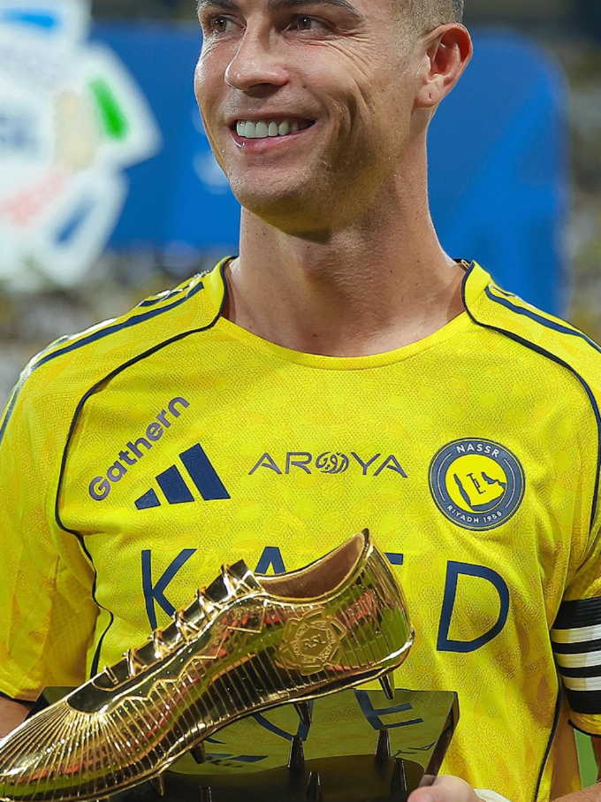Cristiano Ronaldo receives the Golden Boot award for top scorer of the 2024-25 season 👟🏆 📸 @motim_osm alnassr #sports #halamadrid #viraltiktok #cr7cristianoronaldo #fypage 