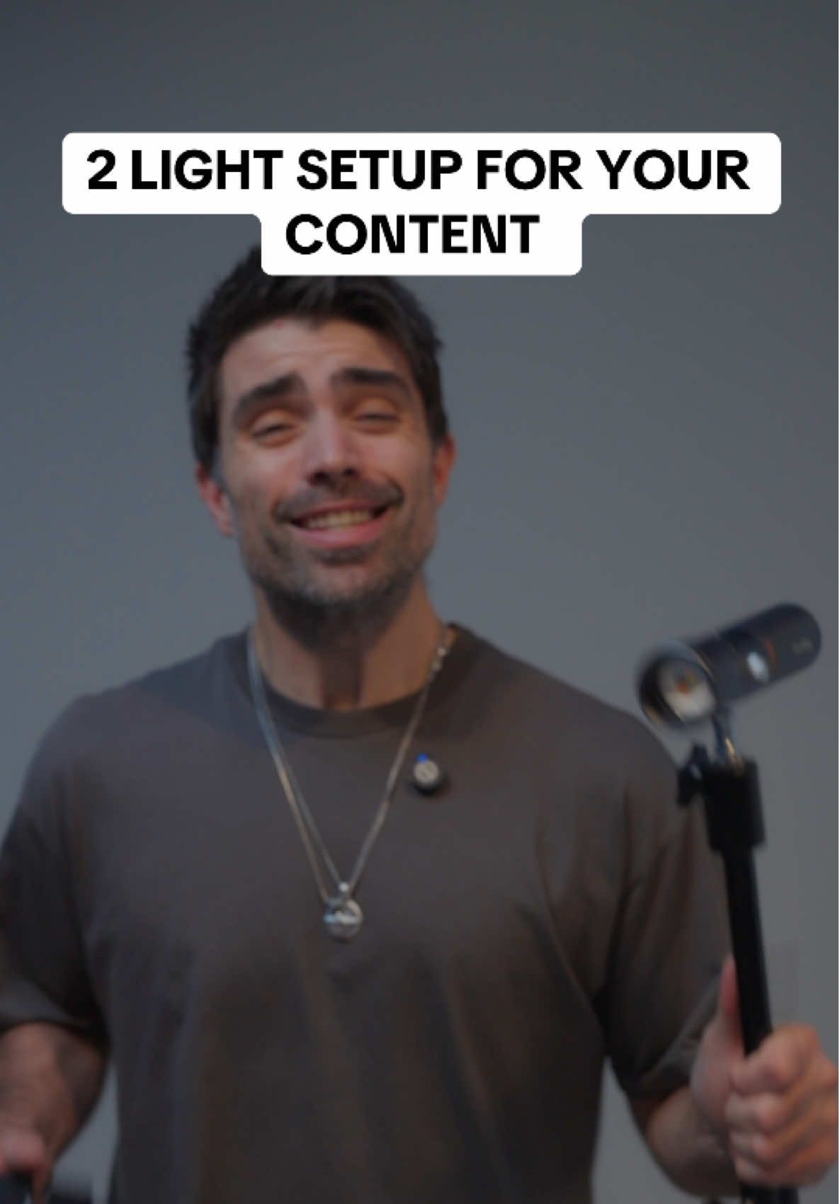 2 lights = instant cinematic 🎬 👉 Key light on face 👉 Flashlight on wall = glowing circle Flat ➝ Pro look. Save this now!  #lightingtips #contentcreation #cinematicvideo #fyp #contentcreationtips 