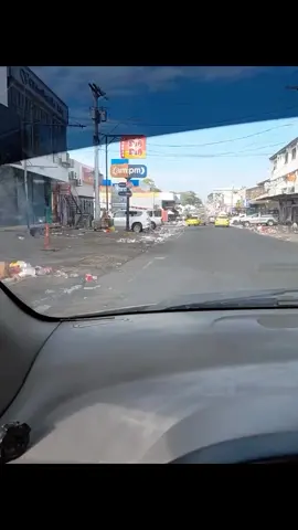 pwradionoticias507  “Panameños sin cultura” Como era de esperarse, luego de los desfiles de las bandas independientes anoche en La Chorrera, la avenida de las Américas amaneció llena de basura, igual que todos los años. Y la pregunta es: ¿por qué el panameño sigue siendo tan cochino? Después nos quejamos de que nuestro distrito no avanza, pero con estas actitudes es imposible mejorar. Queremos un país de primer mundo, pero seguimos actuando como si fueran animales.