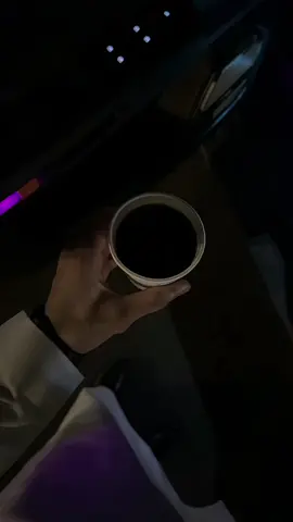 سمعتو ؟ في  سجينٍ  ماهو  مقيد ولا مخفور؟    سجين  الذكريات  وذكر الايـام وخواليها يضيّق خاطري حتى زرارة ثوبي المزرور   وصلت لـ مرحله يالله  لطفك من تواليها  اعاني من غثا التفكير في بكره ونزف اشعور   بديت اخاف وش باقي   تخبي لي لياليها  اصد اعن العرب  واقفي واجنب نشدة  الممهور ليا منه نشد  عن حاجتن ماله دخل فيها..#خالد_ال_بريك #شيلات @مشعل السميري #اكسبلور #قوالب_ساري  #CapCut 