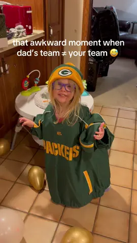She's a mommas girl through and through. #vikings #mnvikings #footballsunday #skol 