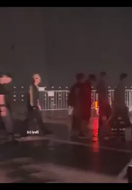 orang yang pake baju maroon tas gendong itu yang baruu pulang wamil sama berotot itukan ko gemesin 🤧🤏 #taehyung #bts #foryou #fyp 