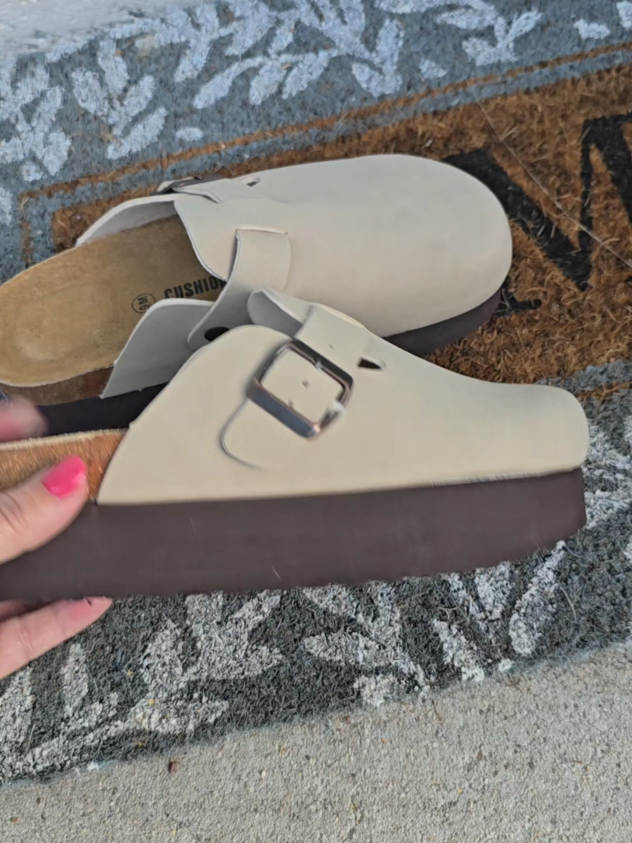 the cushionaire platform clogs are the Shoes of the fall season.  these are the best fall shoes! #cushionaire #fallshoes #clogshoes #tiktokshopcreatorpicks #tiktokshoprestock 