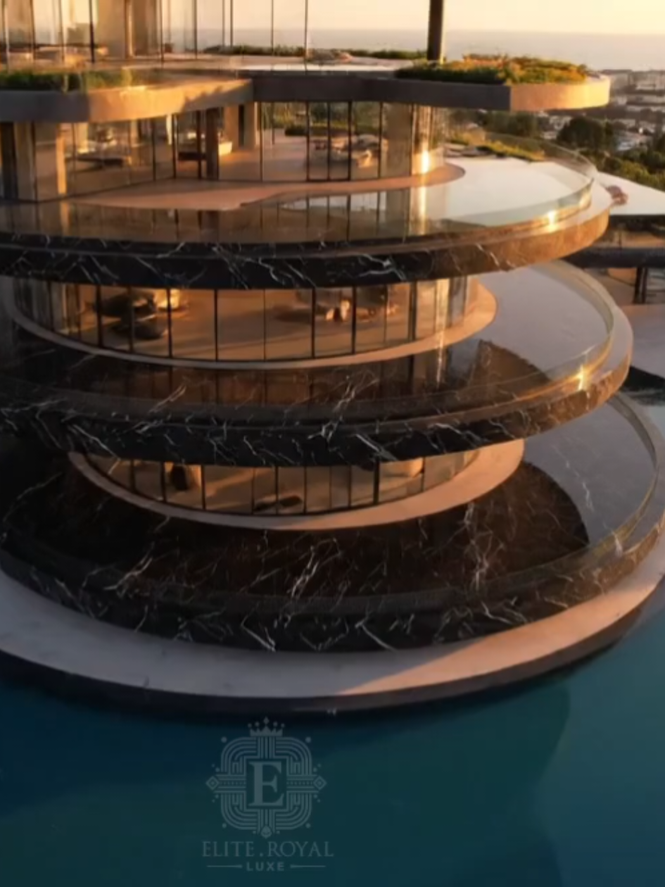 Une architecture qui défie la gravité.   Chaque étage semble flotter, porté par le marbre noir et l’éclat doré du soleil couchant.   Une vision circulaire, pure, où le luxe devient une œuvre vivante.   . An architecture that defies gravity.   Each floor seems to float, carried by black marble and the golden glow of the setting sun.   A circular vision, pure, where luxury becomes a living masterpiece. . . #elite #villateam #luxuryvillas #luxe #tik_tok 