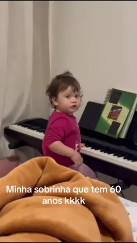 Cara essa criança tem entre 1 e 60 anos , ela é demais 😍