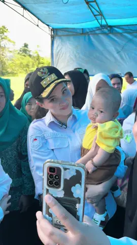 Pasar Murah Gane Timur – Halmahera Selatan “Saat harga-harga naik, kita tidak boleh diam. Pemprov Maluku Utara turun langsung lewat Pasar Murah untuk meringankan beban warga.” Hari ini paket sembako berisi 5 kg beras, 2 kg gula, dan 2 liter minyak senilai Rp160 ribu, bisa dibawa pulang hanya dengan Rp50 ribu. Inilah bukti nyata pemerintah hadir saat rakyat butuh solusi. 🙌 Tujuannya sederhana 👉 bantu ibu-ibu hemat belanja, bapak-bapak tenang, dan anak-anak tetap bisa makan bergizi. Karena ketahanan pangan bukan jargon, tapi harus terasa di meja makan rakyat. ✨ “Harga boleh naik, tapi kepedulian kita jangan pernah turun. Pasar Murah ini bukti: harga terjangkau, pangan tersedia, Malut sejahtera.” #gubsherly #MalukuUtara #PasarMurah #KetahananPangan