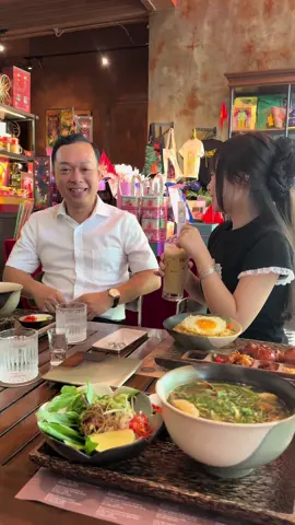 Mèo lớn rồi ăn sáng uống caphe cùng ba chinh luôn nè 🥰