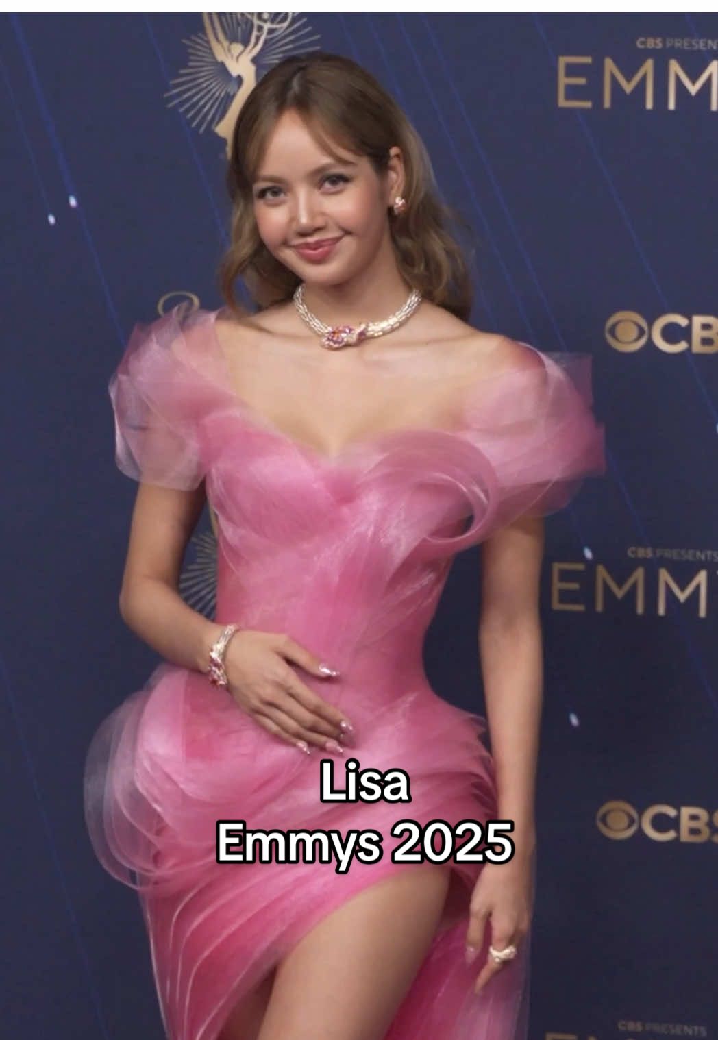 #Lisa sul red carpet degli #Emmys2025 con un look fatato firmato #LeverCouture #Emmys 