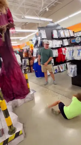 Funny Spirit Halloween 😂 #spirithalloween #halloween #scareprank #scarepeople