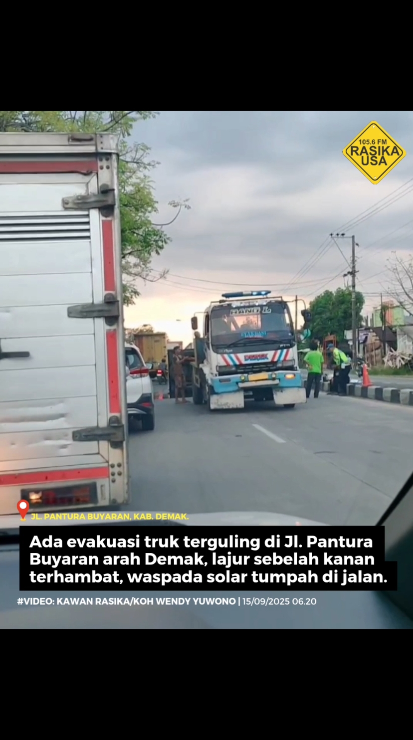 #infokejadian #UpdateLalin 15/09/2025 06.20 Dilaporkan sedang berlangsung evakuasi truk terguling di Jl. Pantura Buyaran, Kab. Demak, lokasi sekitar jembatan Kalikondang arah timur/Demak. Posisi truk dan evakuasi sementara menutup lajur sebelah kanan, waspada jalur menyempit. Silakan lewat tol Semarang Demak seksi 2 untuk antisipasi kepadatan yang ditimbulkan. Terlihat solar dari truk yang terguling tumpah di jalan raya, sudah ada penjagaan oleh petugas. (UPDATE 06.45) Perlu waktu 15 menit saya antre di Buyaran ya mas, lajur kanan masih tertutup untuk evakuasi pakai crane itu. Info: Bp. Bowo Artanto. (UPDATE 07.05) Evakuasi sudah selesai mas, tinggal pembersihan solar saja di lokasi. Truknya sudah tidak ada. Info: Bp. Muhammad Faqih. (UPDATE 07.20) Masih padat sekali ya mas ini di Buyaran karena masih pembersihan solar di jalan. Info: Bu Juni Toyota. Berbagi informasi dan atensi melalui WhatsApp Rasika 081 32 5858 500. #kecelakaan #kecelakaantruk #trukterguling #demak #demakinfo #demakupdate #pantura #panturainfo #kecelakaanpantura #panturademak 
