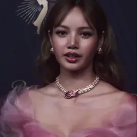 THIS DRESS. #lisa #lisamanoban #fyp #lisablackpink #lisaedit lisa blackpink emmys 2025 red carpet edit 