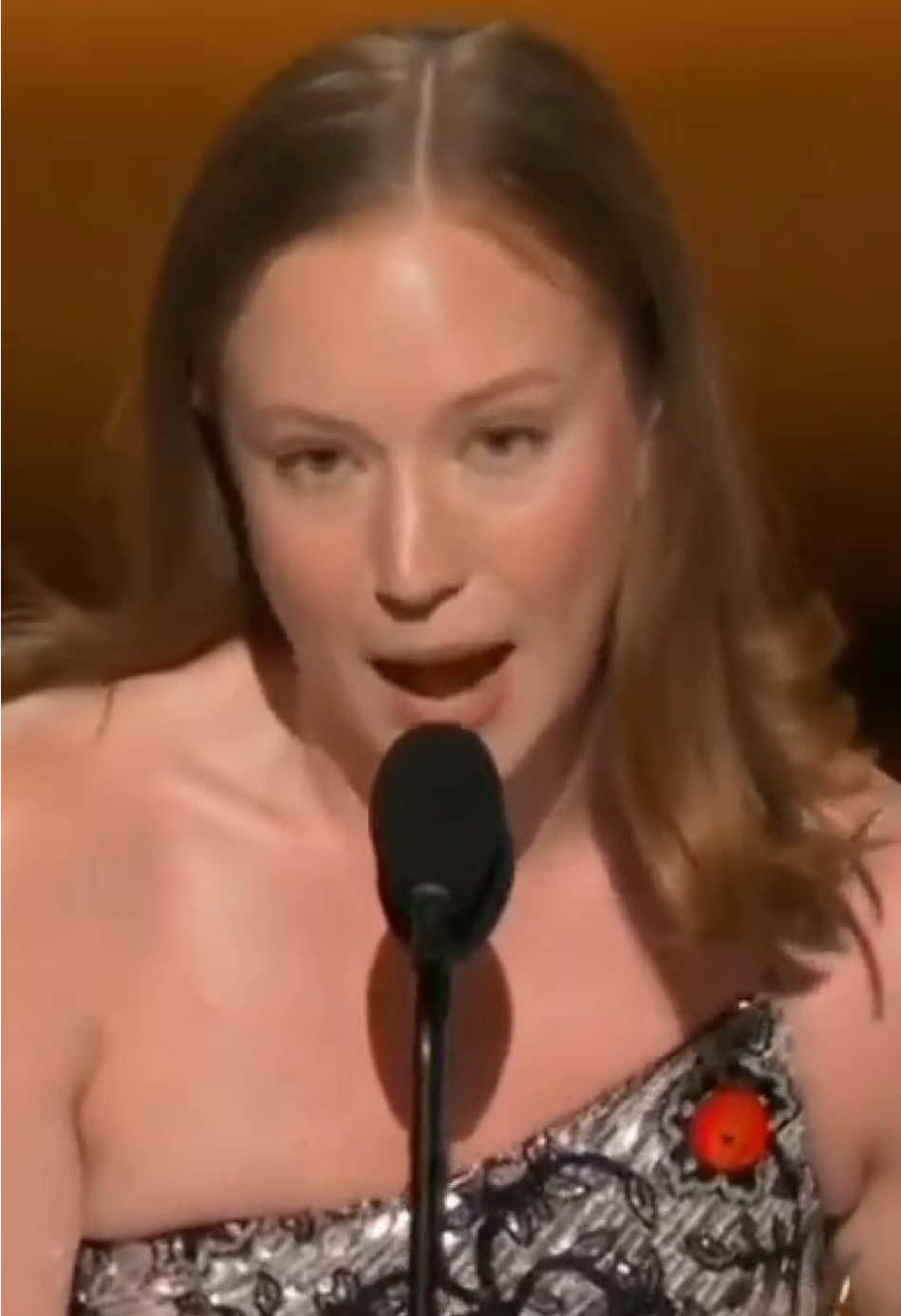 Emmy winner #HannahEinbinder: “Go Birds, f*ck ICE, and free Palestine.” 