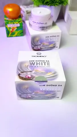 THẮP SÁNG LÀN DA – TRẮNG MỊN TỰ NHIÊN VỚI TINH CHẤT SỮA DÊ NGỌC TRAI ✨ Bạn có tin rằng sữa dê & ngọc trai có thể mang đến cho làn da vẻ đẹp trắng mịn rạng rỡ? 💖 🌿 Kem Dưỡng Da Sữa Dê Ngọc Trai Thorakao – Bí quyết dưỡng trắng da từ thiên nhiên, giúp bạn tự tin khoe làn da sáng khỏe mỗi ngày! 💦 Dưỡng trắng an toàn từ sữa dê giàu vitamin và khoáng chất, kết hợp cùng bột ngọc trai tinh khiết, giúp:  ✔️ Cung cấp độ ẩm, làm mềm mịn da  ✔️ Cải thiện sắc tố, hỗ trợ làm sáng da tự nhiên  ✔️ Phù hợp với mọi loại da, kể cả da nhạy cảm Không bết dính, không kích ứng – chỉ có làn da sáng mịn như sương mai! ✨ 📌 Hãy để Thorakao đồng hành cùng bạn trên hành trình chăm sóc da tự nhiên. Bạn đã thử chưa? 💕 #Thorakao #DưỡngTrắngTựNhiên #SữaDêNgọcTrai #LànDaRạngRỡ 