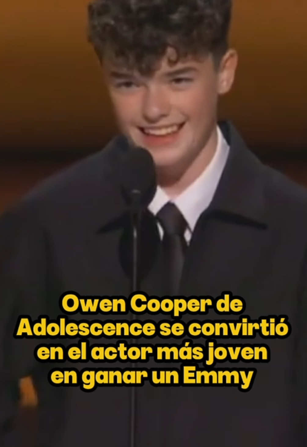 #OwenCooper de #Adolescence, 15 años, se convirtió en el actor más joven en ganar un #Emmy 🙌🏻👏🏻👏🏻 #Netflix #Emmys 