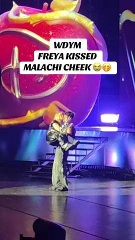 I am not ok !!!! #fyp #zombieanddescendentsworldcolidetour #malachibarton #freyaskye #worldcollidetour 
