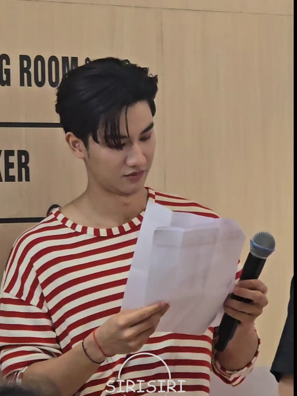 @TAYTAWAN  พี่เตเป็นคนเดียวที่นี่นั่งมองแล้วเพลินมากไม่ว่าจะหมวดไหน ยิ้มหรือเงียบ แค่เค้ายืนนิ่งๆอ่านสคลิป นี่ยังหลงเลย 55555555 #Taynew #Tawan_V #เตตะวัน 