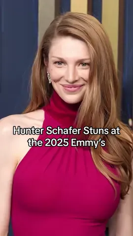 #HunterSchafer stuns in McQueen at the 2025 #Emmys. 