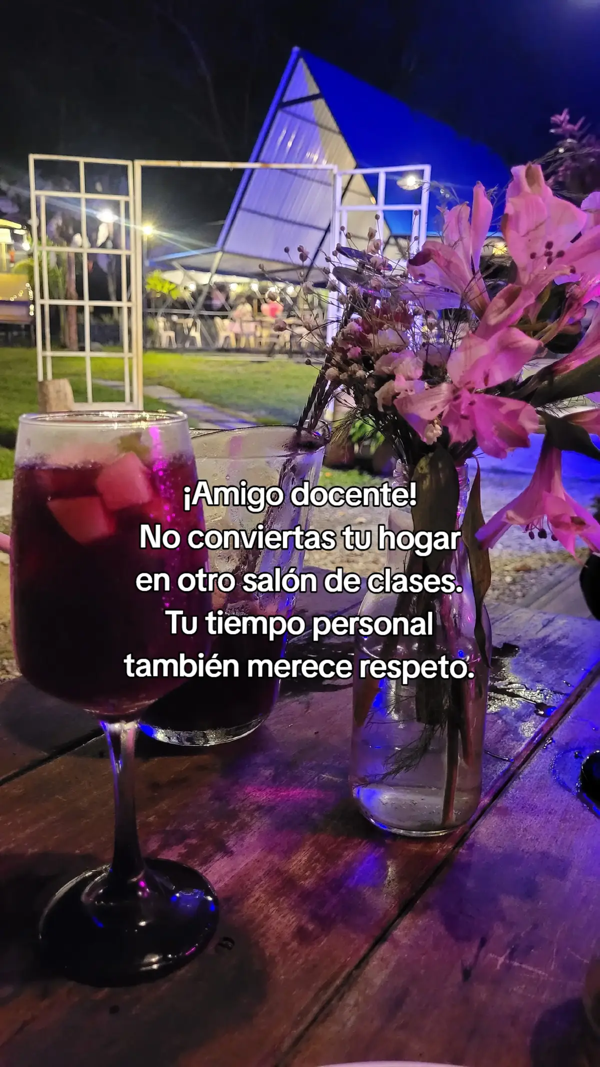 ​La docencia es una profesión muy gratificante, pero también puede ser emocionalmente agotadora. Para cuidar tu salud mental y evitar que el trabajo consuma tu vida personal, es fundamental establecer horarios de trabajo y cumplirlos, priorizar y delegar porque No todo es urgente, y reservar el tiempo que es valioso para nosotros.  Recuerda que tu bienestar es tan importante como la educación de tus alumnos. Cuidarte te permitirá ser un mejor profesional y disfrutar más de tu vida. #educacion #profetiktoker 