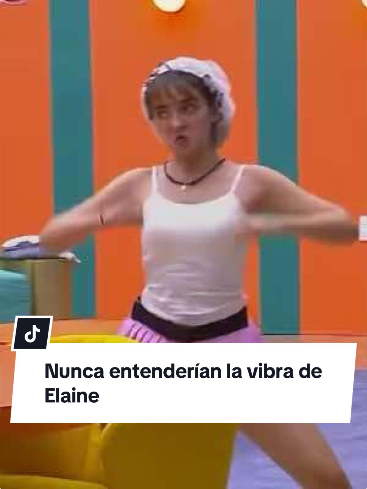 @elaineharomusic es el alma de la fiesta con sus alocados pasos de baile.  Si quieres ver el momento COMPLETO, suscríbete ya a @vix y no te pierdas de nada con el 24/7 🔥 #LaCasaDeLosFamososMx disponible también en #LasEstrellas y #Canal5.