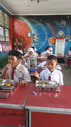 📅 Senin, 15 September 2025 menjadi momen bersejarah di SDN Neglasari 1, karena program Makan Bergizi Gratis dari Bapak Prabowo resmi dimulai! 🍱🥦🍗 Anak-anak begitu antusias dan bahagia menikmati santapan sehat penuh gizi. Program ini bukan sekadar memberikan makanan, tetapi juga wujud perhatian negara terhadap tumbuh kembang generasi penerus bangsa. 🌱 Semoga dengan adanya program ini, anak-anak semakin semangat belajar, sehat jasmani dan rohani, serta mampu meraih cita-cita setinggi langit. Terima kasih atas kepedulian yang luar biasa ini 🙏💙 Mari bersama kita dukung terus program ini, demi masa depan Indonesia yang lebih sehat, cerdas, dan sejahtera! 🇮🇩✨ #MakanBergiziGratis #PrabowoSubianto #SDNNeglasari1 #HariPertama #GenerasiSehat 
