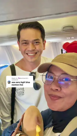 Replying to @🦄desnitarizki  Kita dengerin live dari kursi masing-masing aja kak, ga bisa nontonin ke kursi belakang, 😅tapi dapet bonus foto bareng 😄😁  #flight #podkesmas #sriwijayaair #makassar podkesmas di udara