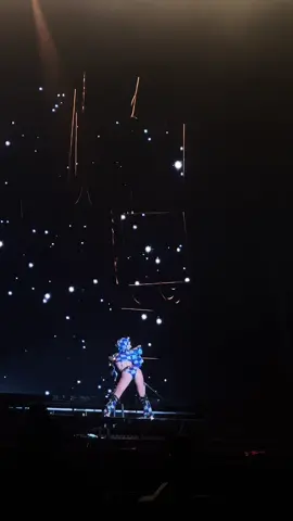 @Katy Perry - Peacock (Live at The Town Festival in Brazil) #thelifetimestour 